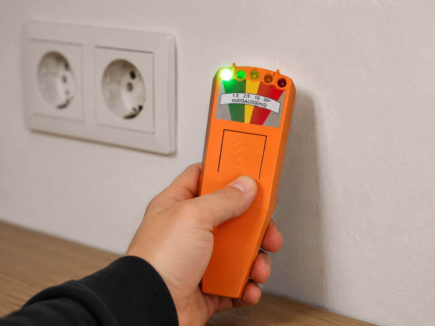 EMF Meter Oranje - Vooraanzicht | Ghost Store
